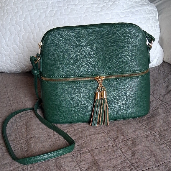 Stylish Green Crossbody Bag with Gold Details - Picture 1 of 3